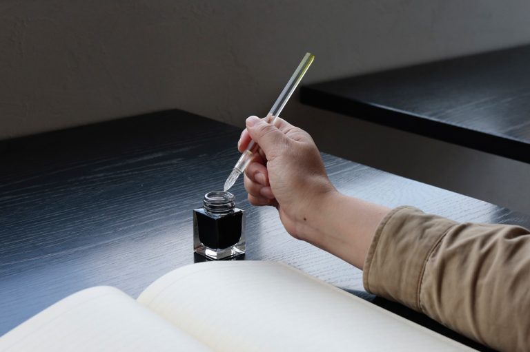 まつぼっくりｘＫｕｗａｂａｒａ　アクリル六角軸ガラスペン