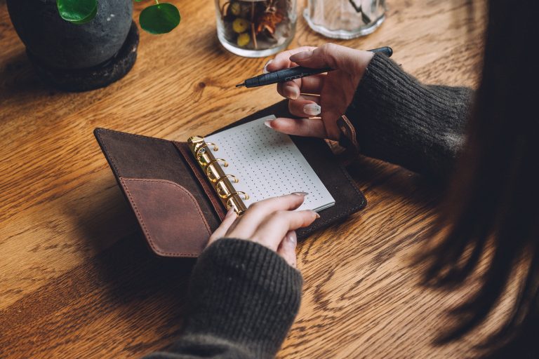 リアルガラスと本革の融合『ｇｌａｒｔ』／手帳カバー（M5サイズ）